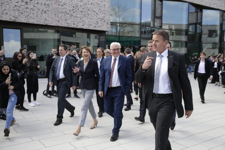 Beim Gang über den Campus in die Berufliche Schule für Wirtschaft und Handel Hamburg-Mitte