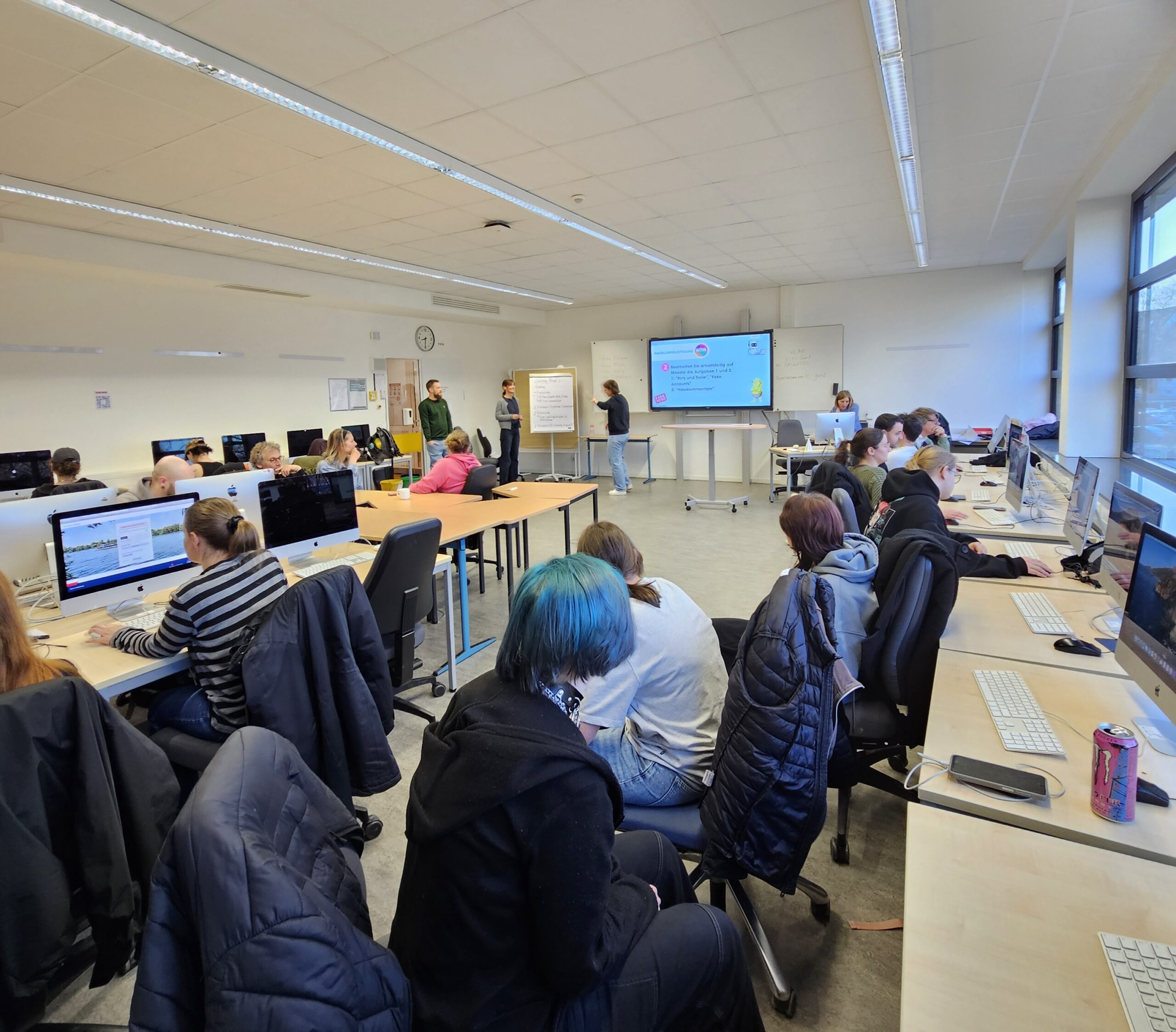 Bild von Schülern am PC im Klassenraum