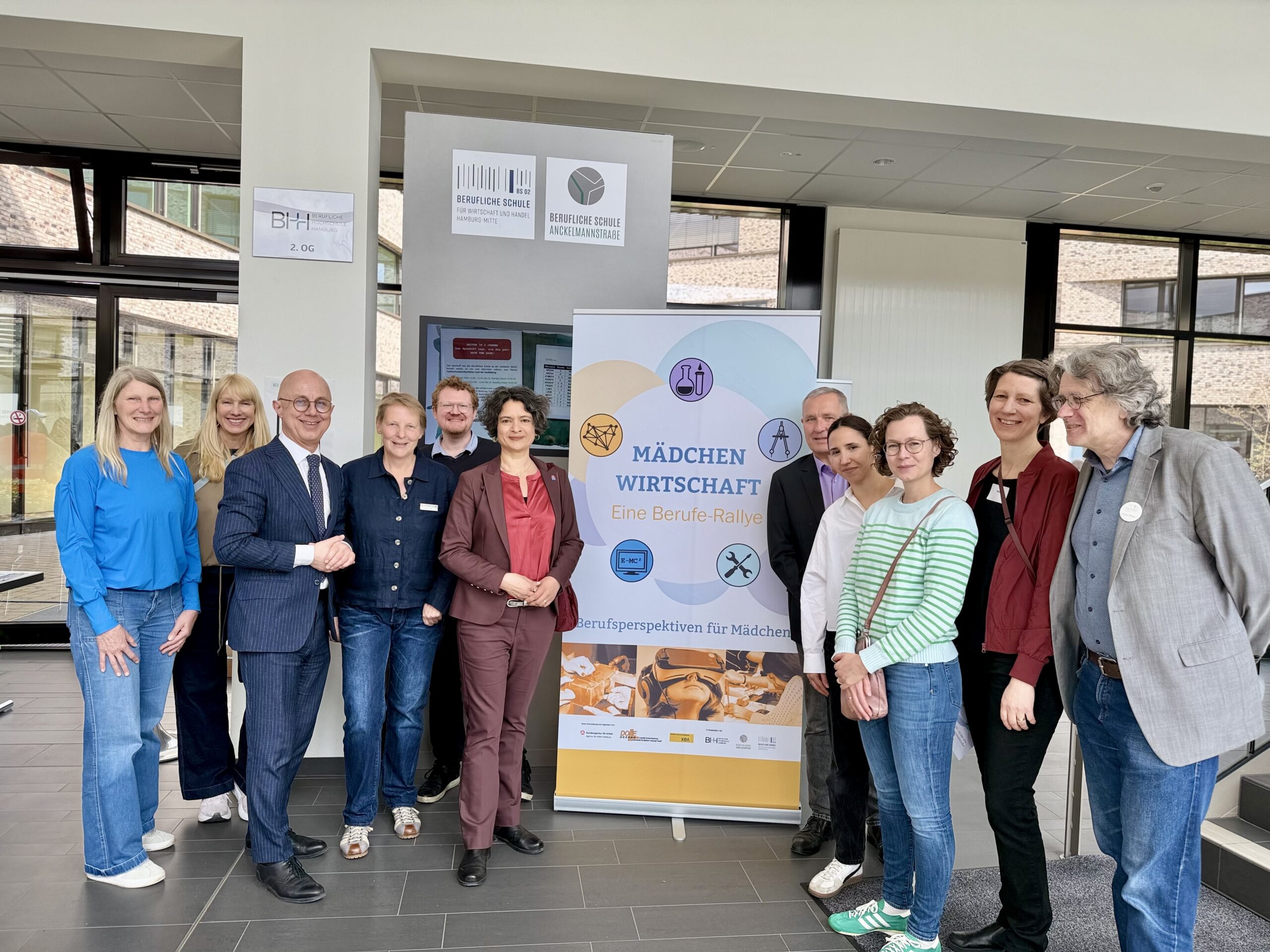 Guppenbild Schulleitungen und Besucher