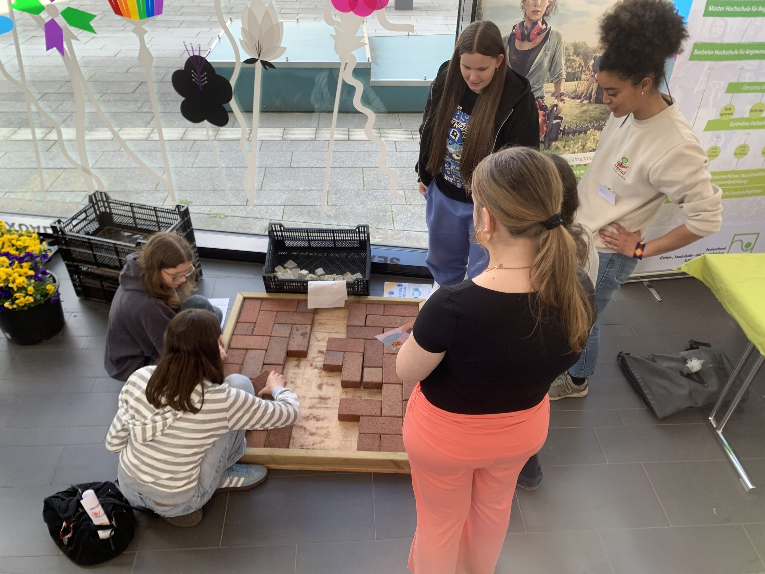 Mädchen mit Pflastersteinen