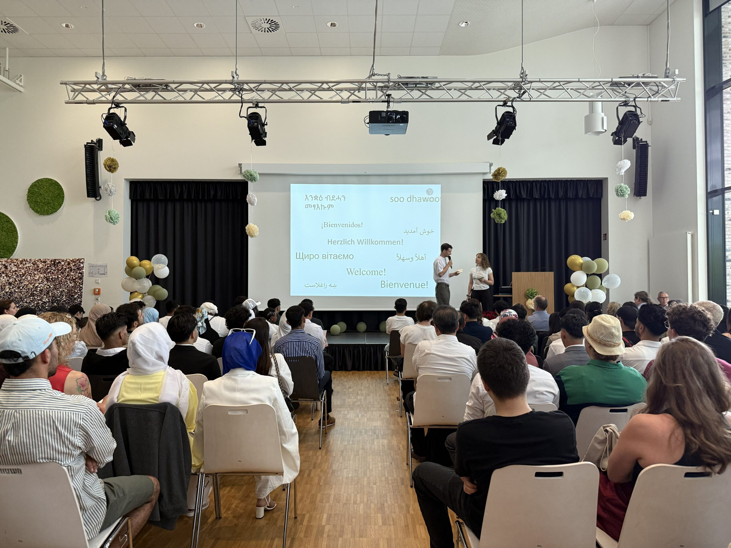 Aula mit Zuschauerreihen mit Blick auf Bühne