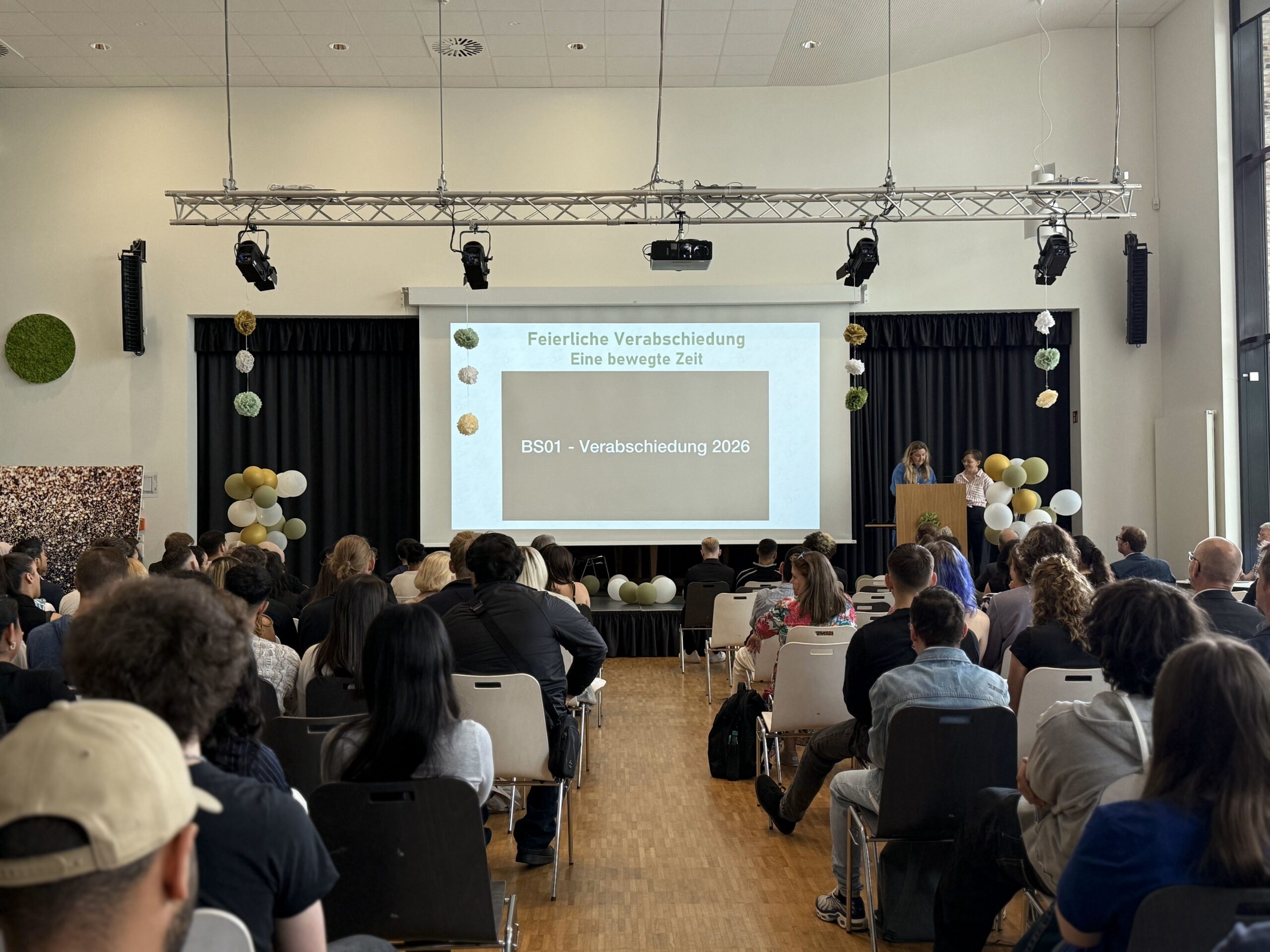 Bühne mit Zuschauerreihen im Vordergrund