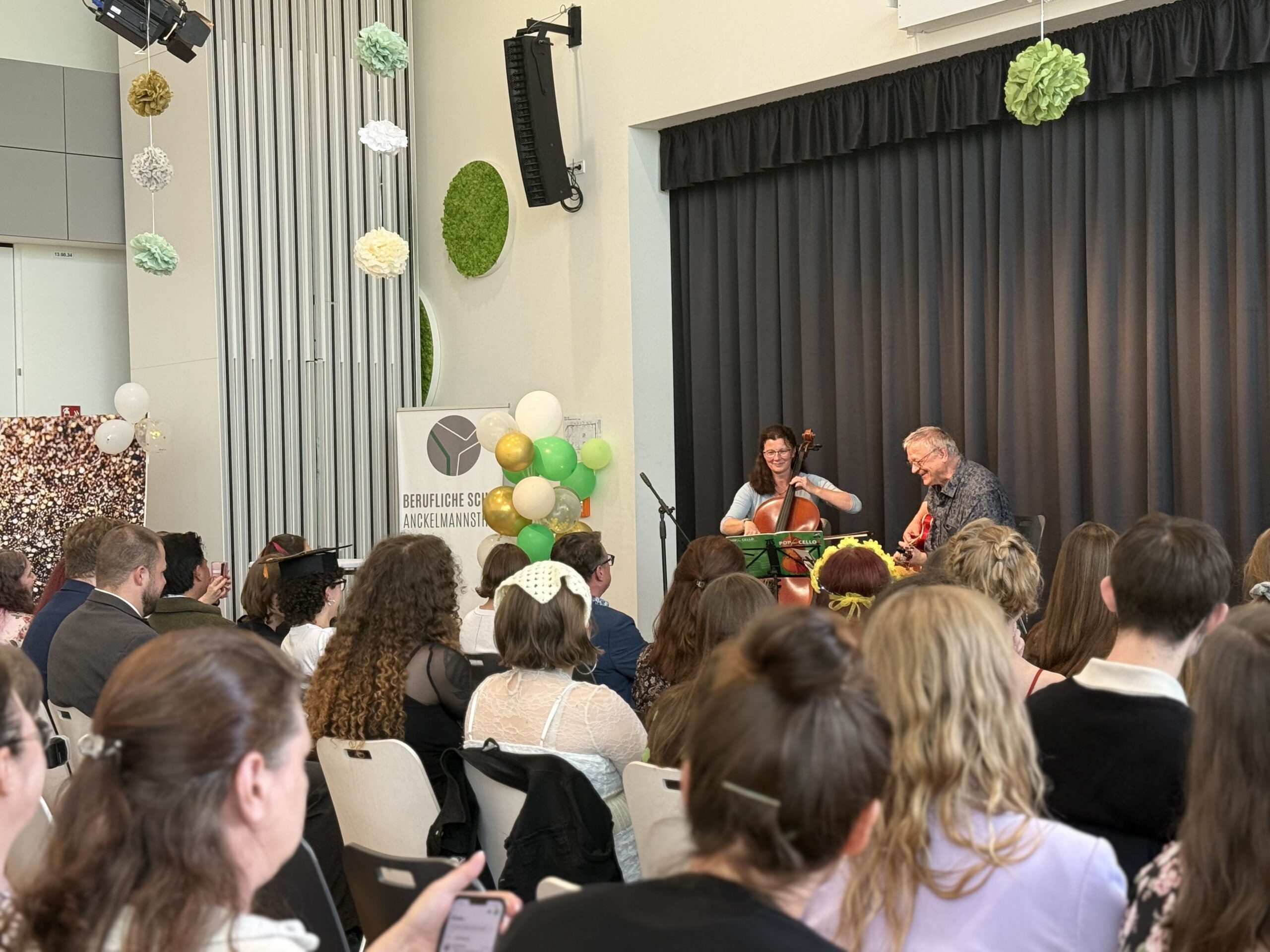 Musizierende Lehrkräfte auf der Bühne