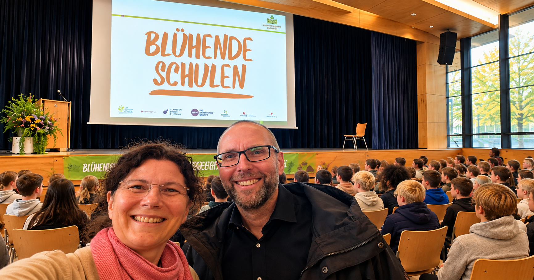 Andrea Bock und Frank Rettmer vor den Zuschauern auf der Preisverleihung