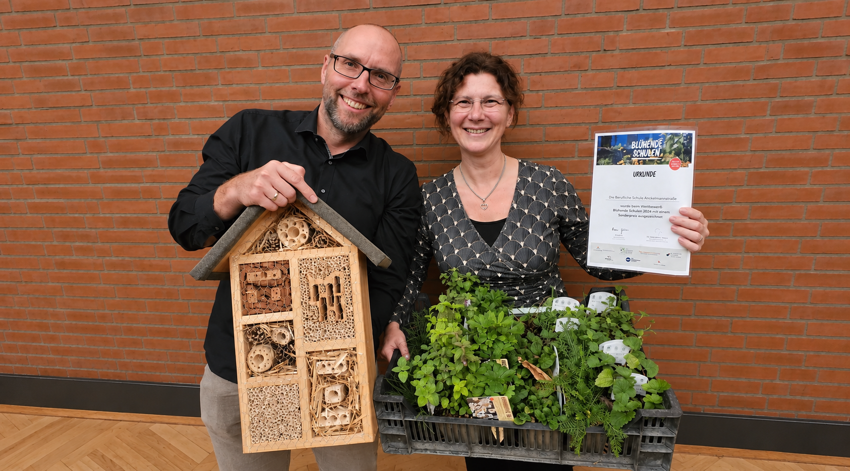 Frank Rettmer und Andrea Bock (v.l.) mit dem Sonderpreis und der Urkunde