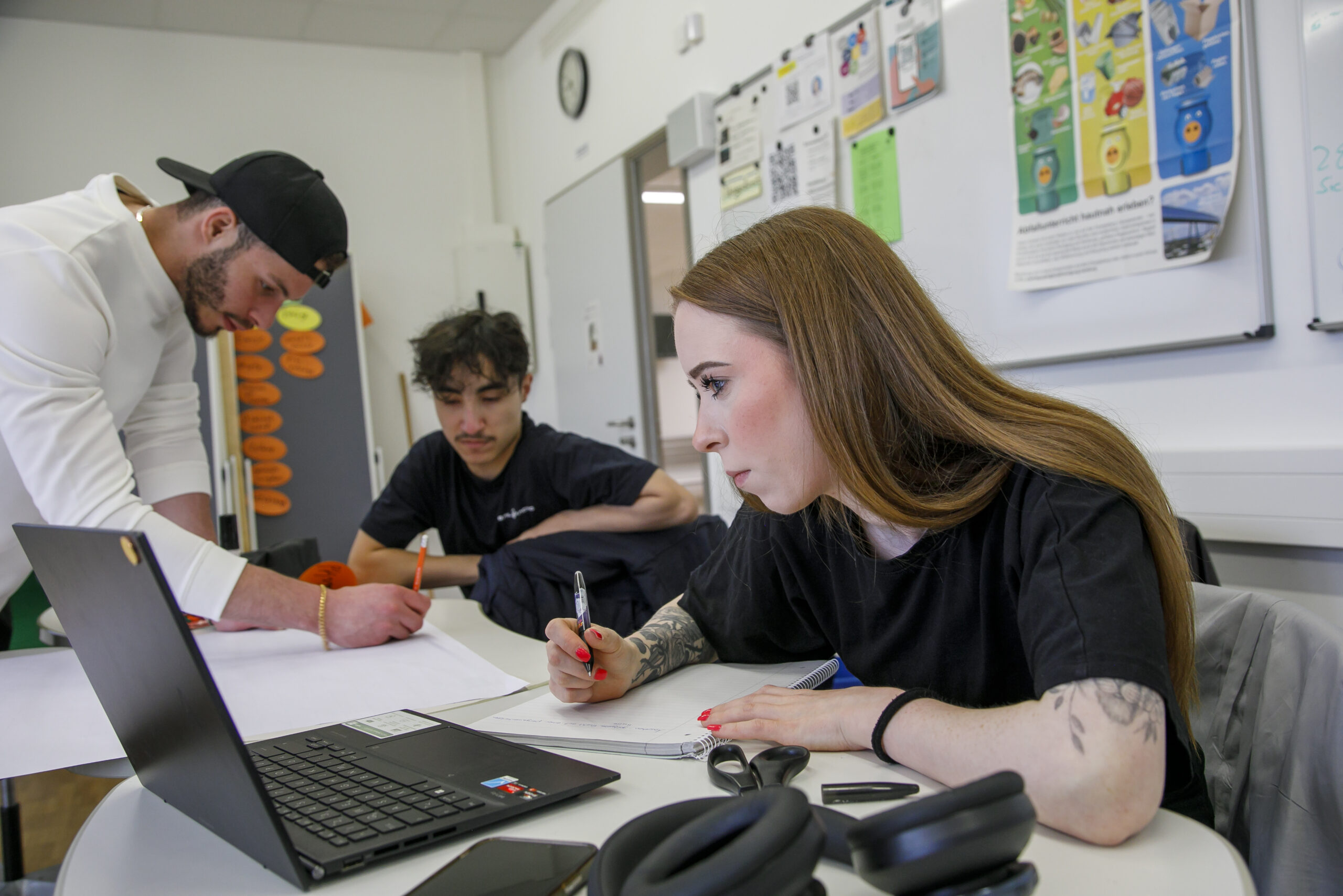 Schüler:innen arbeiten an einem Projekt