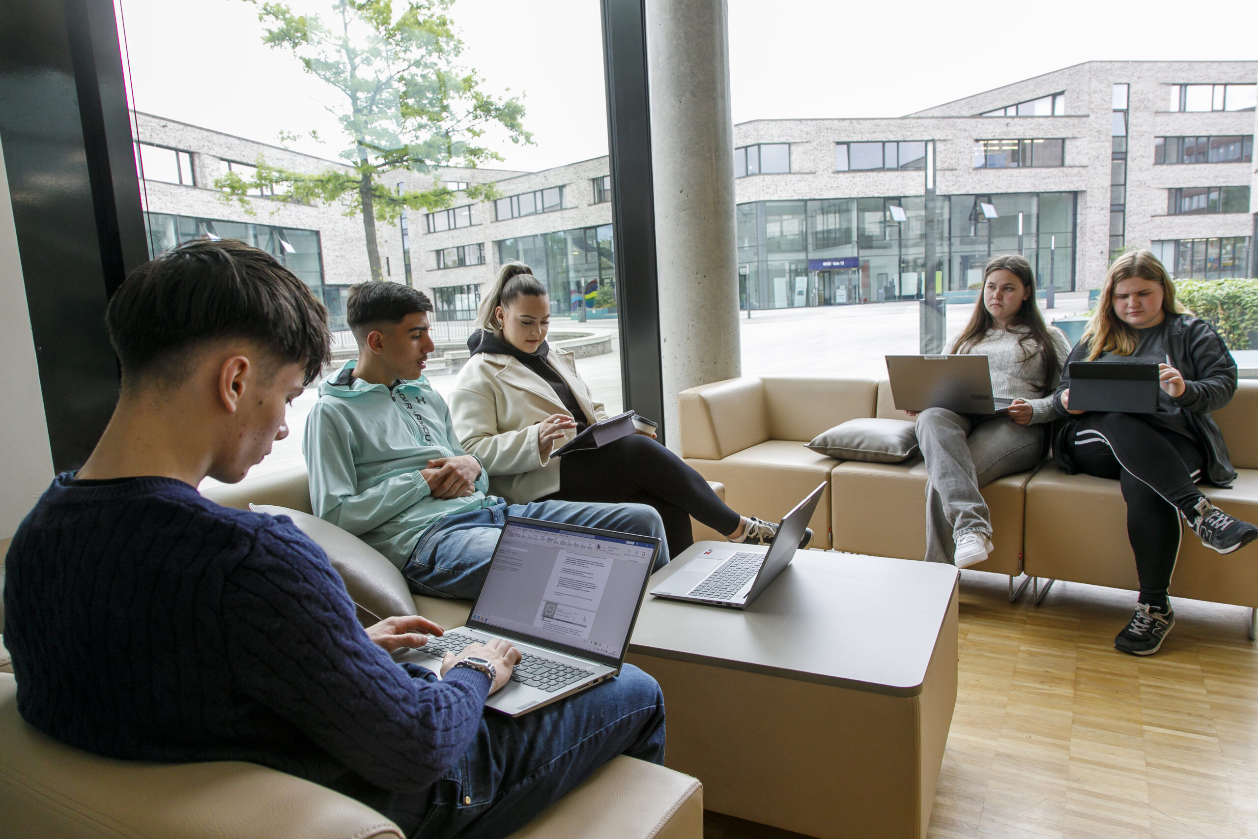 Schüler:innen arbeiten in der Café Lounge