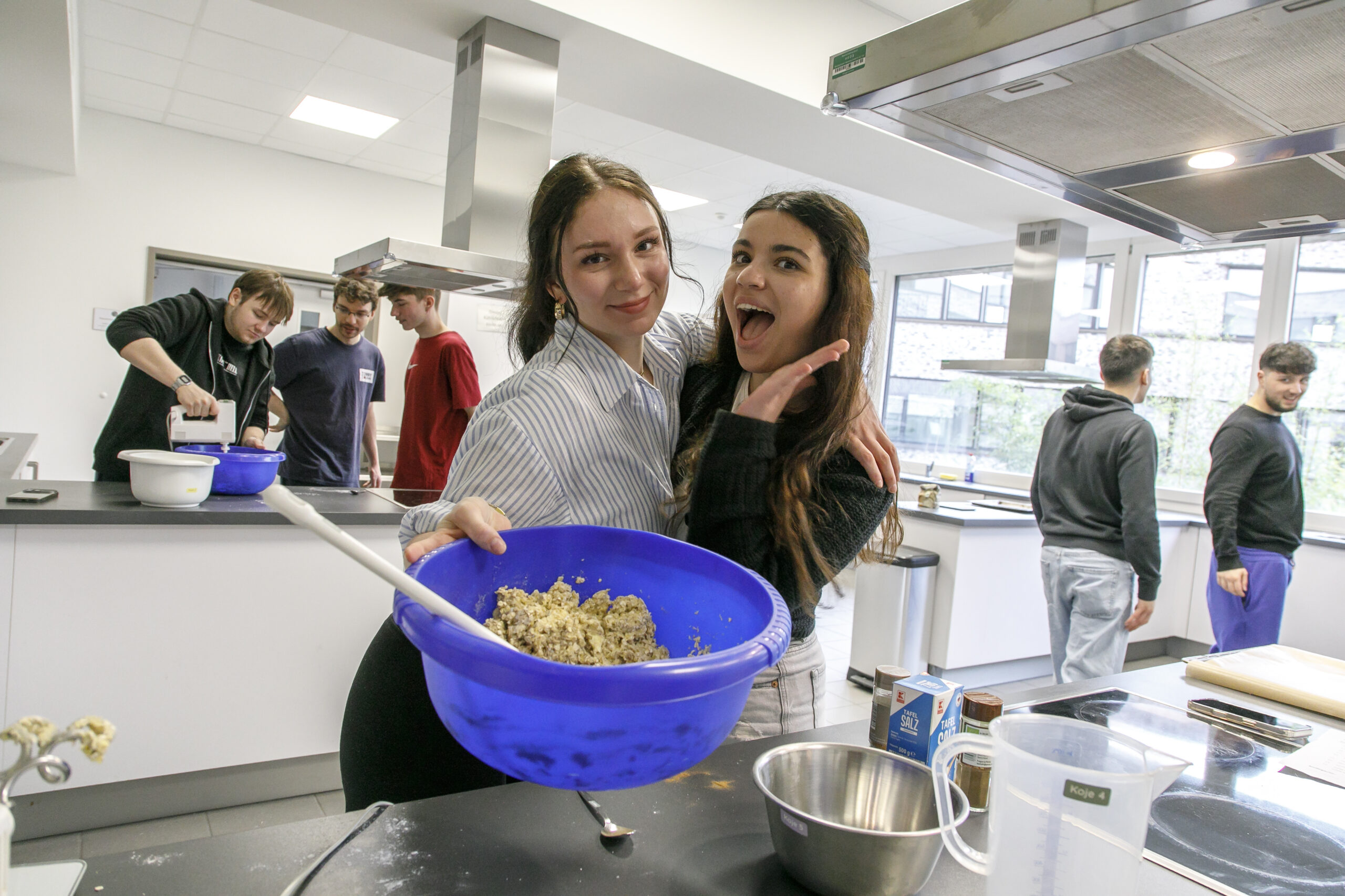 Schülerinnen beim Backen in der Schulküche