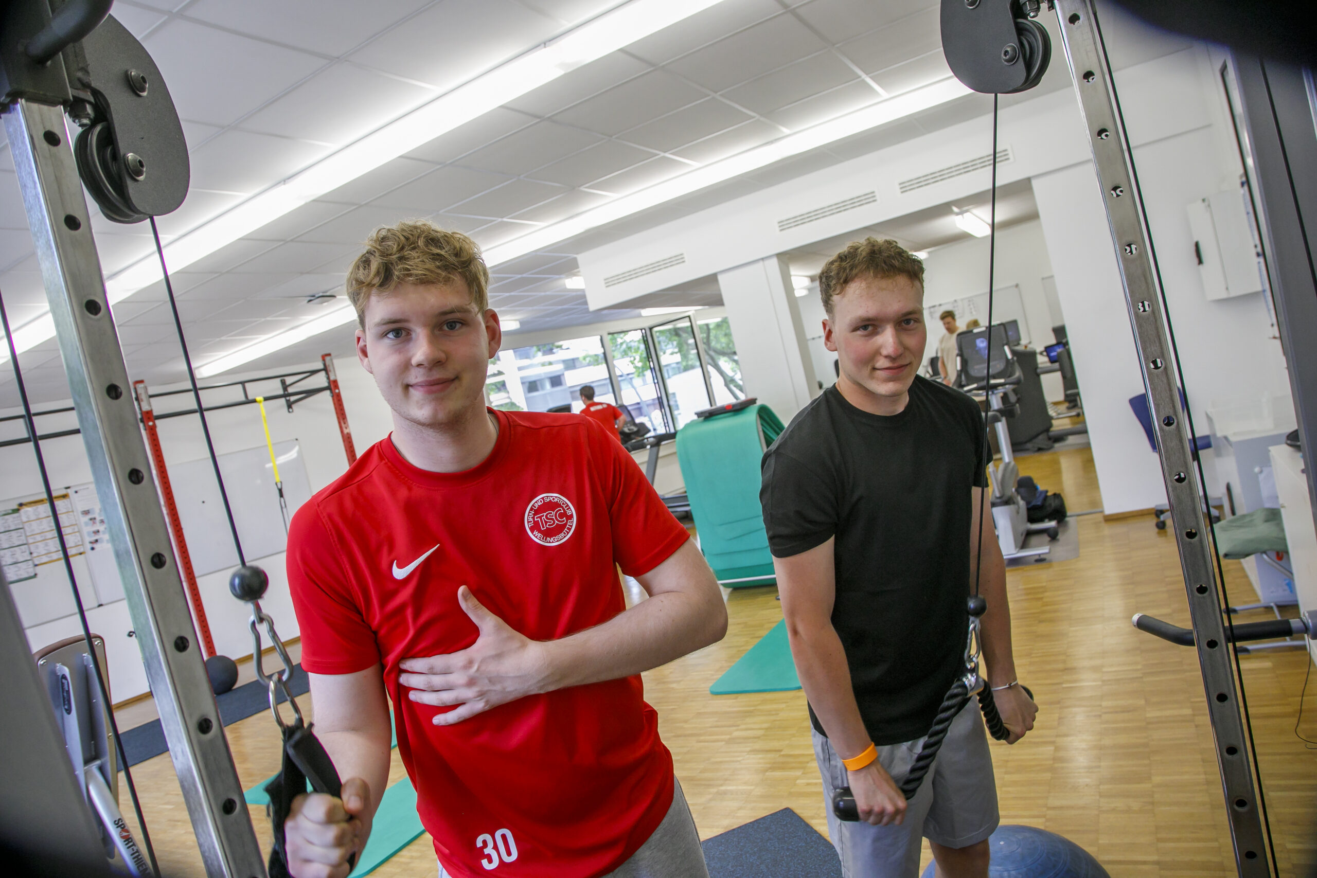 Schüler beim Sport im Fitnessraum
