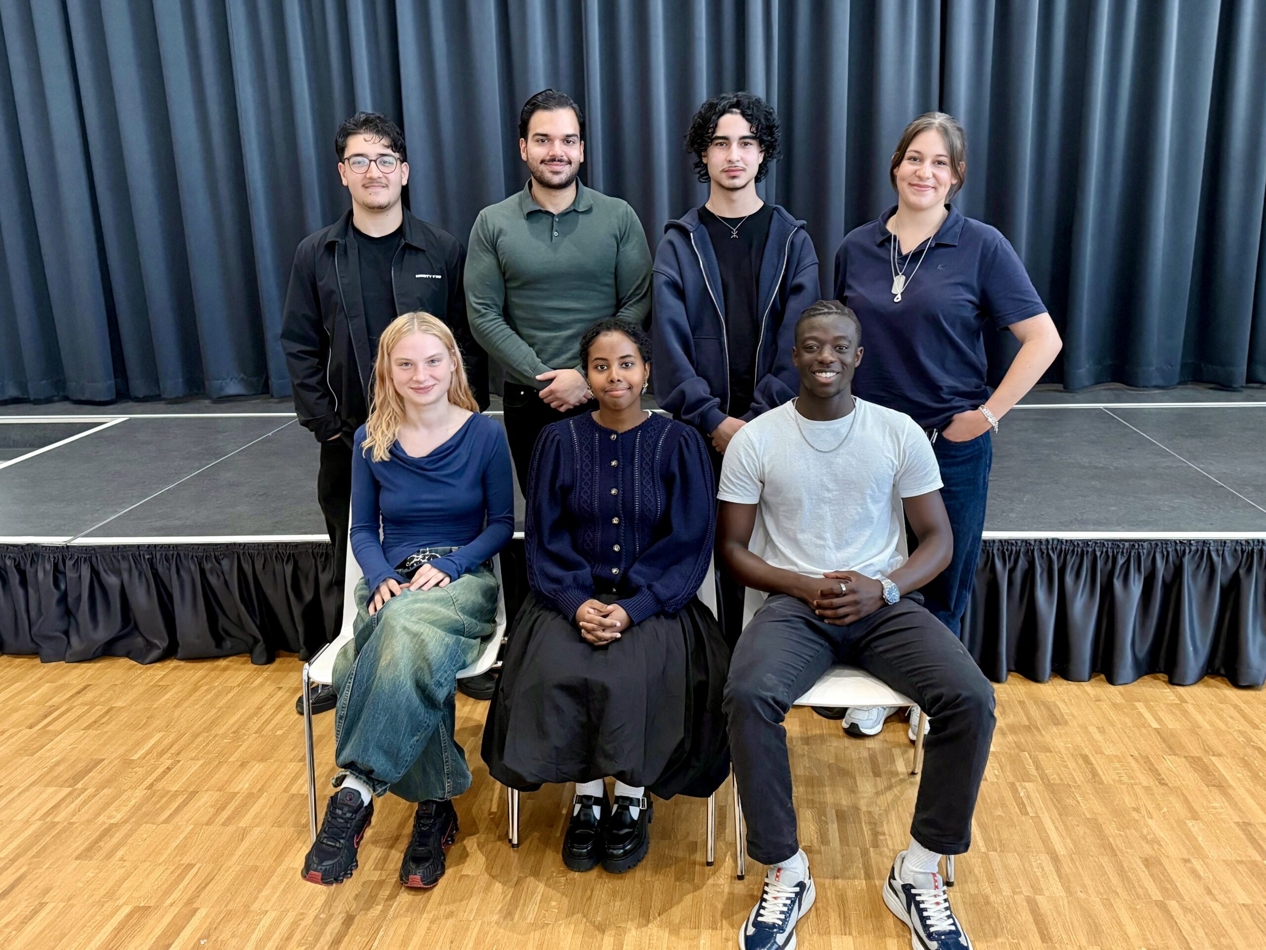 Das Schulsprecherteam bestehend aus 7 Personen, abgebildet vor der Bühne in der Pausenmehrzweckhalle